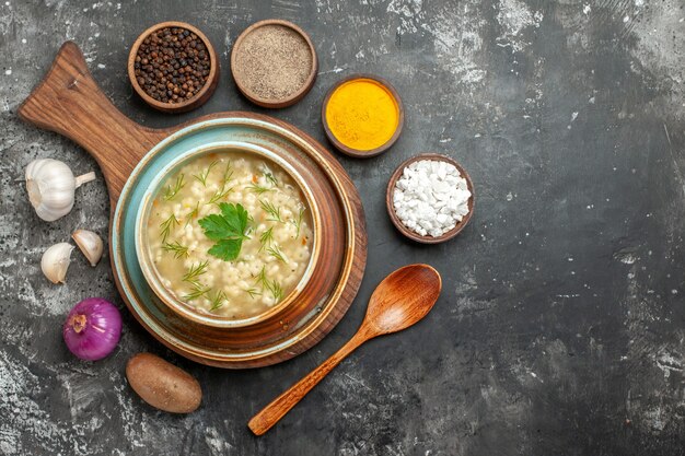 Draufsicht Sternsuppe in Schüssel auf dunklem Hintergrund