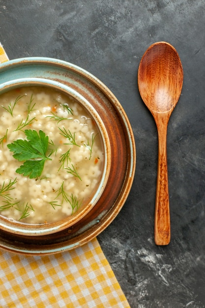 Kostenloses Foto draufsicht sternsuppe in schüssel auf dunkler oberfläche