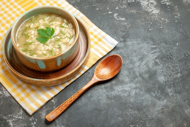 Draufsicht Sternsuppe in Schüssel auf dunkler Oberfläche