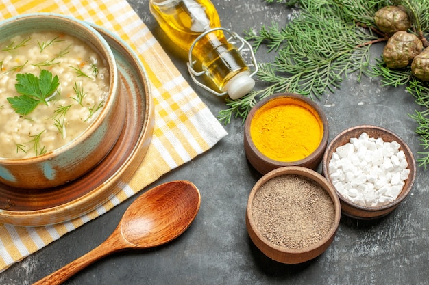 Kostenloses Foto draufsicht sternsuppe in schüssel auf dunkler oberfläche