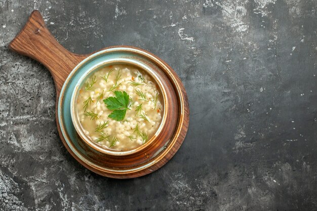 Draufsicht Sternsuppe in Schüssel auf dunkler Oberfläche