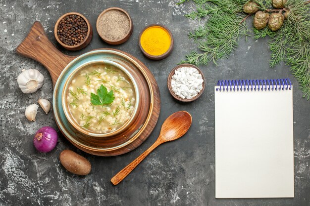 Draufsicht Sternsuppe in Schüssel auf dunkler Oberfläche