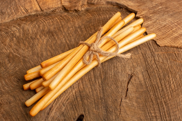 Draufsicht-Stockcracker gesalzen auf dem hölzernen Schreibtischcracker knuspriges Snackfoto