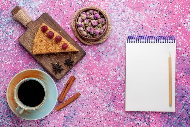 Kostenloses Foto draufsicht-stück kuchen gebacken und süß mit himbeeren zusammen mit tee auf dem hellrosa schreibtisch backen süße kuchenkuchenfrucht