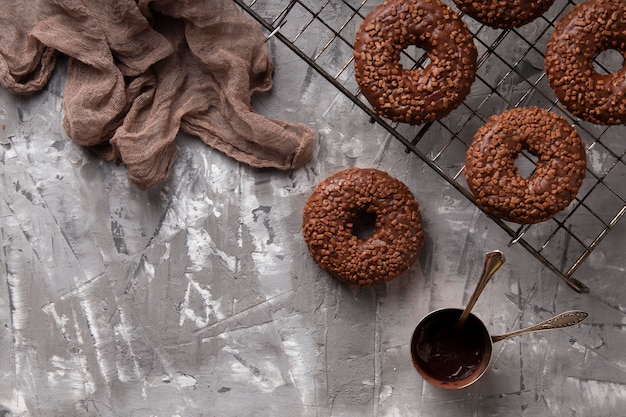 Draufsicht süße Donuts Anordnung mit Kopienraum