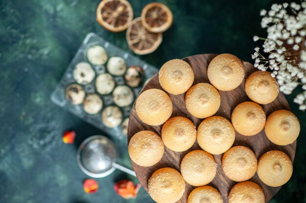 Draufsicht süße kekse mit milch auf dunkelblauem hintergrund kuchen keks tee dessert keks zuckerkuchen