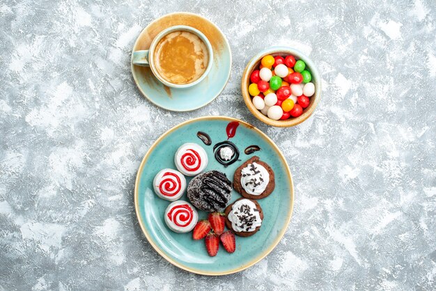 Draufsicht süße Kekse mit Schokoladenkuchen und Kaffee auf süßem Hintergrundzuckerzuckerkekskuchen süßer Tee