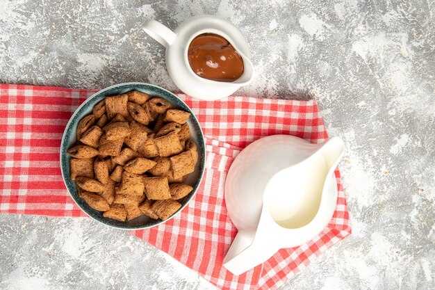 Draufsicht süße Kissenkekse mit Schokoladensauce auf Weiß