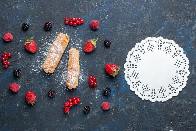 Draufsicht süße köstliche Armreifen mit Füllung lecker gebacken mit Früchten und Beeren auf dem dunklen Hintergrund backen Kuchen Keks Zucker süßes Dessert