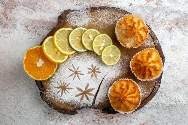 Draufsicht süße Kuchen mit Zitronenscheiben auf weißer Oberfläche