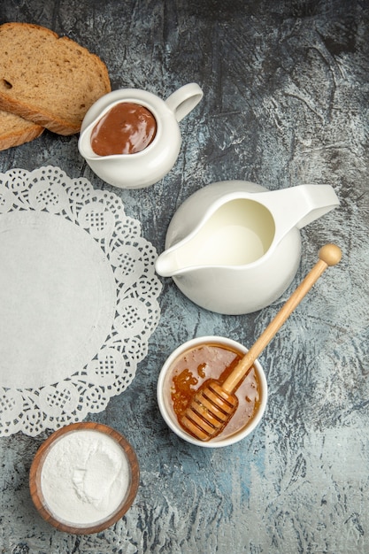 Draufsicht süßer Honig mit Brot auf dunklem Oberflächenfrühstück am Morgen