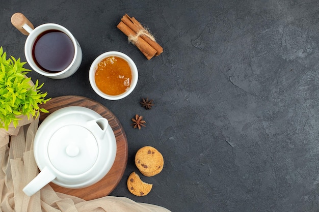 Draufsicht süßer Honig mit Tasse Tee auf dunklem Hintergrund Tischmorgen Frühstück Kaffee Ei Essen Foto Farbe Mahlzeit