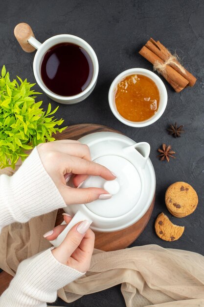 Draufsicht süßer Honig mit Tee auf dunklem Hintergrund Tischmorgen Frühstück Kaffee Foto Farbe Mahlzeit Ei Essen