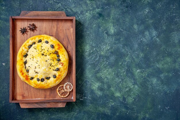 Draufsicht süßer Kuchen im Holzschreibtisch auf dunkelblauem Hintergrund Hotcake backen Dessert Obst Gebäck Kuchen Kuchen Kuchen Cookie Freiraum