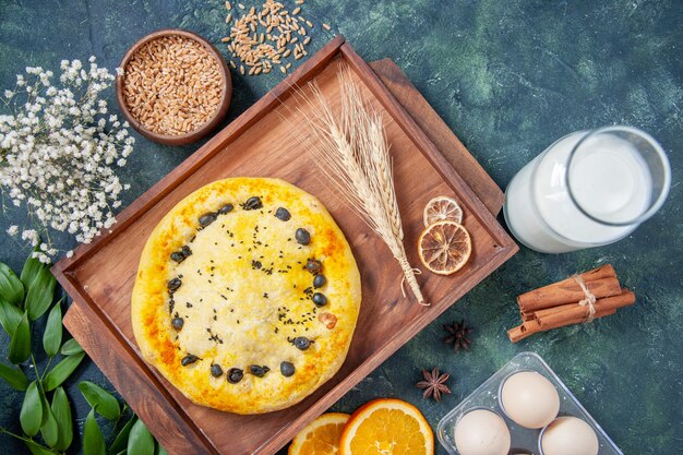 Draufsicht süßer Kuchen mit Milch auf dunkelblauem Hintergrund Hotcake Dessert Obst backen Kuchen Keks Gebäck Kuchen backen