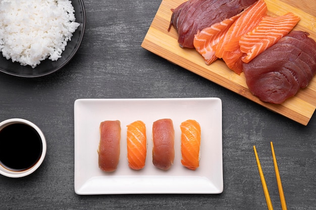 Draufsicht-Sushi-Anordnung auf Teller