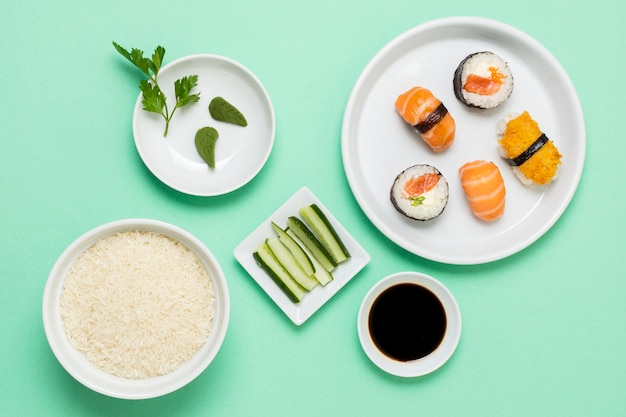 Kostenloses Foto draufsicht sushi mit sojasauce