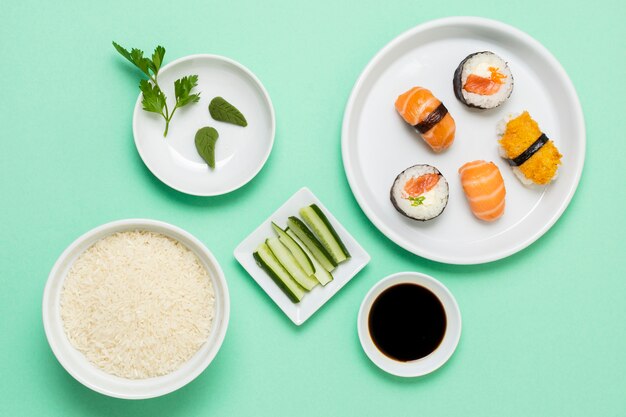 Draufsicht Sushi mit Sojasauce
