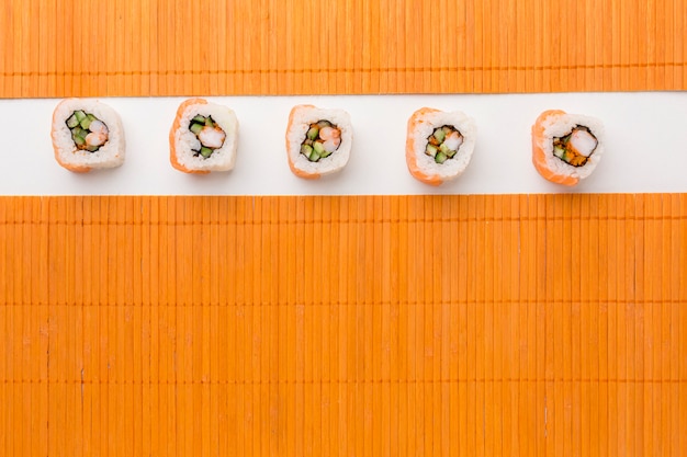 Kostenloses Foto draufsicht-sushi-rollen auf dem tisch