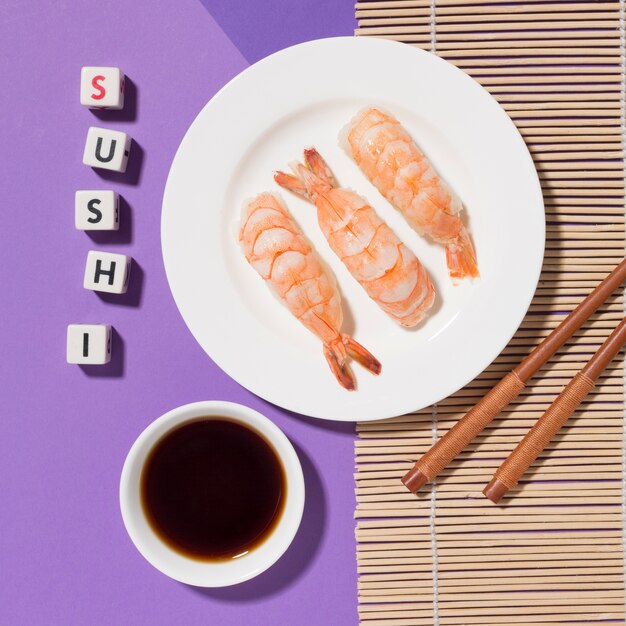 Draufsicht-Sushi-Tageskonzept mit Sojasauce