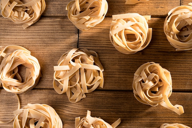 Draufsicht tagliatelle auf Tisch