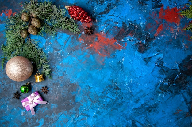 Kostenloses Foto draufsicht tannenbaum zweige kegel weihnachtsbaum spielzeug auf blauem hintergrund