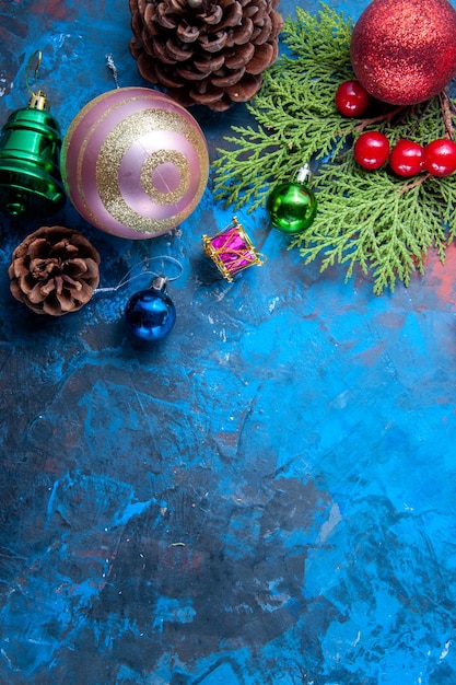 Draufsicht Tannenzweige Tannenzweige Kegel Weihnachtsbaum Spielzeug auf blauem Hintergrund