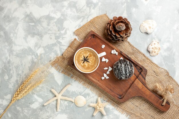 Draufsicht Tasse Kaffee Espresso mit Schokoladenkuchen auf hellweißer Oberfläche Schokoladenkuchen Kekskeks süß