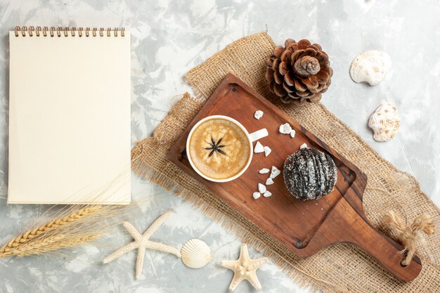 Draufsicht Tasse Kaffee Espresso mit Schokoladenkuchen auf weißer Oberfläche Schokoladenkuchen Kekskuchenplätzchen süß