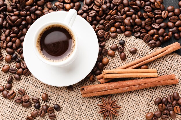 Draufsicht Tasse Kaffee mit Bohnen