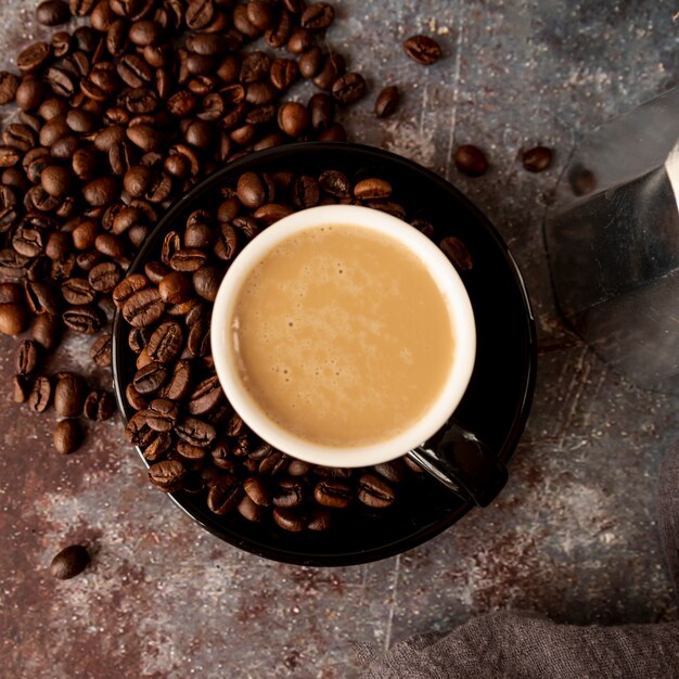 Draufsicht Tasse Kaffee mit gerösteten Bohnen