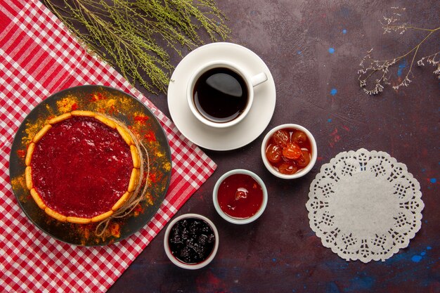 Draufsicht Tasse Kaffee mit köstlichem Dessertkuchen und Fruchtmarmeladen auf dunklem Hintergrund süße Früchte Kekskeks süß