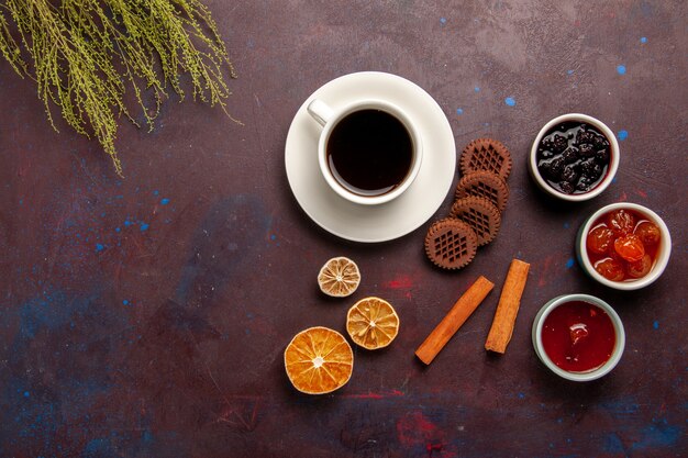 Draufsicht Tasse Kaffee mit Marmeladen und Schokoladenplätzchen auf dunklem Hintergrund Fruchtmarmelade Marmelade süß