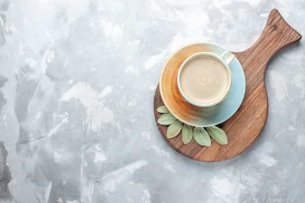 Draufsicht Tasse Kaffee mit Milch in der Tasse auf weißem Schreibtisch trinken Kaffee Milch Schreibtisch Espresso Americano