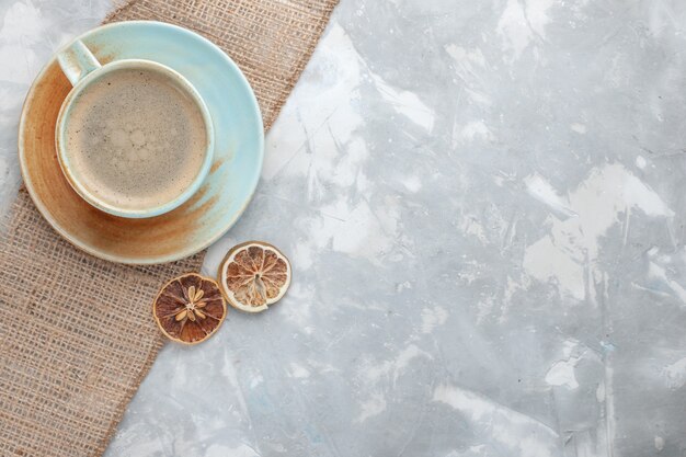 Draufsicht Tasse Kaffee mit Milch in Tasse mit auf weißem Schreibtisch trinken Kaffeemilch Espresso Americano