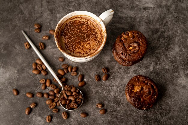 Draufsicht Tasse Kaffee mit Muffins