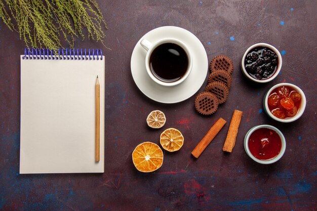 Draufsicht Tasse Kaffee mit Schokoladenplätzchen und Fruchtmarmeladen auf dem dunklen Hintergrund süßes Fruchtplätzchenplätzchen süß