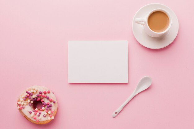 Draufsicht Tasse Kaffee und Donut