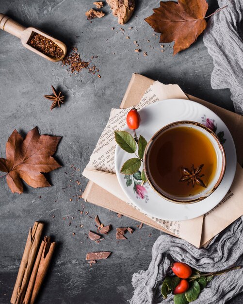 Draufsicht Tasse mit Tee und Sternanis