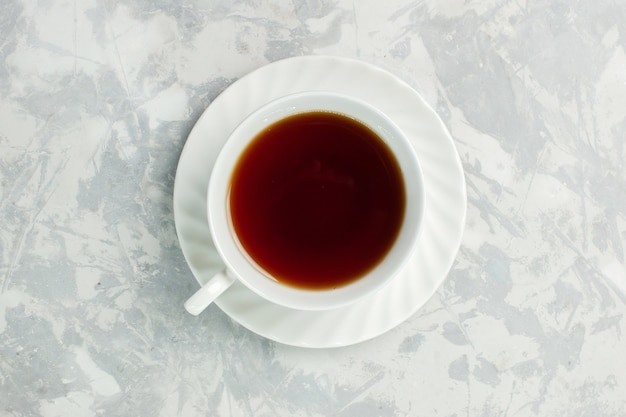 Draufsicht Tasse Tee heißes Getränk auf hellweißem Schreibtisch