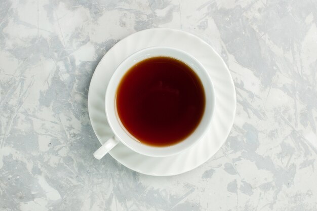 Draufsicht Tasse Tee heißes Getränk auf hellweißem Schreibtisch