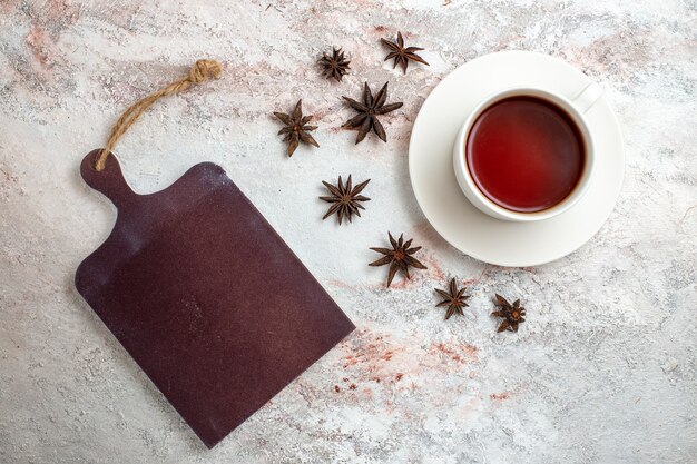 Draufsicht Tasse Tee heißes Getränk auf weißem Schreibtisch Tee trinken süße Frühstückszeremonie