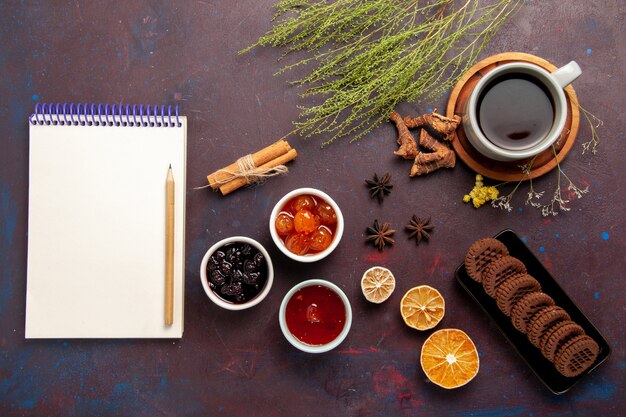 Draufsicht tasse tee innerhalb platte und tasse auf dunklem hintergrund tee trinken farbfoto süß