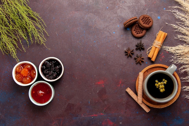 Draufsicht Tasse Tee innerhalb Platte und Tasse auf dunklem Hintergrund Tee trinken Farbfoto süß