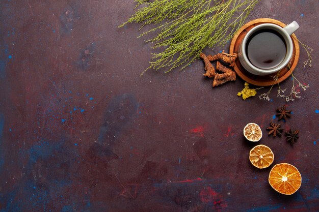 Draufsicht Tasse Tee innerhalb Platte und Tasse auf dunklem Hintergrund Tee trinken Farbfoto süß