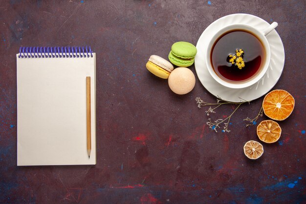 Draufsicht Tasse Tee innerhalb Platte und Tasse auf dunklem Hintergrund Tee trinken Farbfoto süß