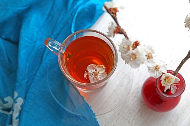 Draufsicht Tasse Tee mit Blumen in einer Vase