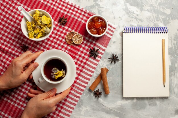 Draufsicht Tasse Tee mit Dessert und Marmelade auf weißem Backgruond-Fruchtmarmeladentee süßem Zucker