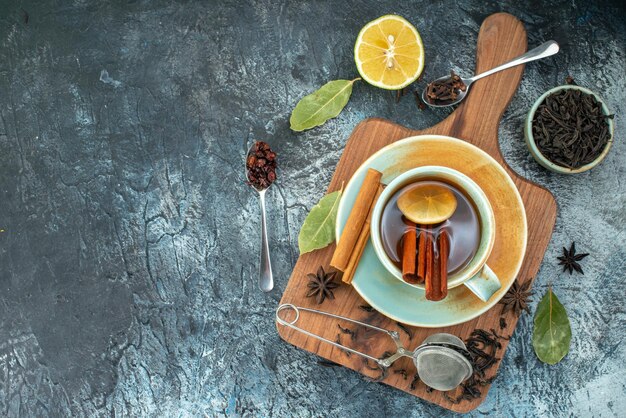 Draufsicht Tasse Tee mit frischem schwarzem Tee auf grauem Hintergrund Blumenfarbe Geschmack Teefoto Frühstückszeremonie Kaffee