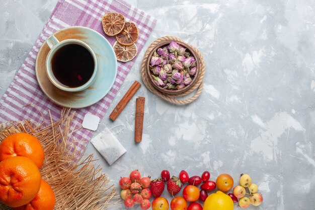 Draufsicht Tasse Tee mit Früchten auf weißem Schreibtischkuchen-Keks süßer Auflauf